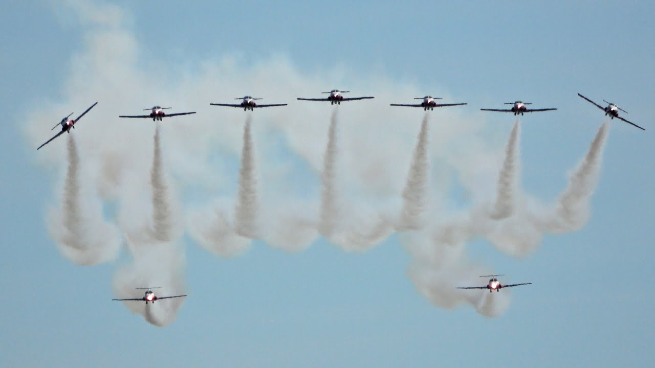 Snowbirds Show Center Performance