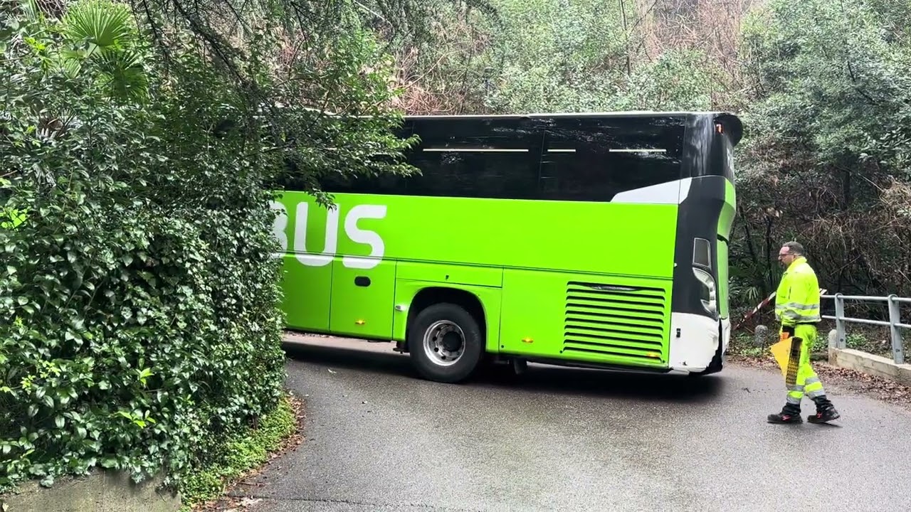 VALFRESCA, IL DIFFICILE INTERVENTO DEI VIGILI DEL FUOCO: LIBERARE IL PULLMAN RIMASTO INCASTRATO