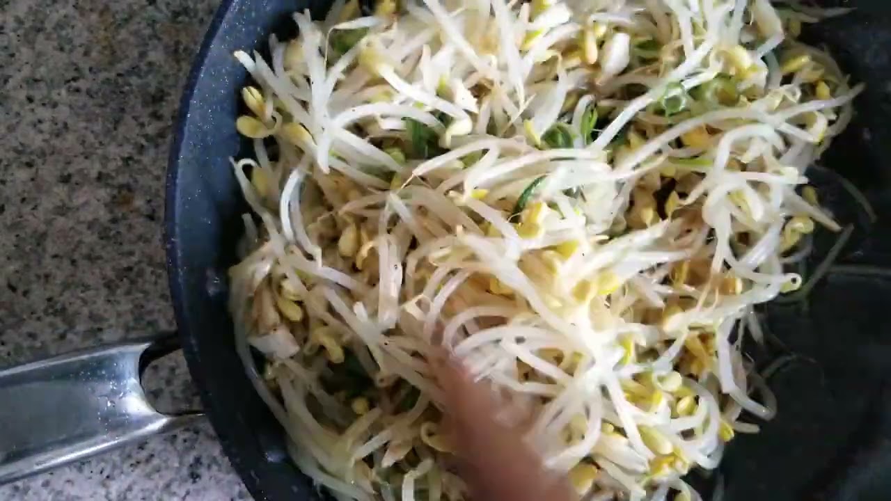 Guisar Germen de soya a la coreana con sabor no picante (콩나물 무침)