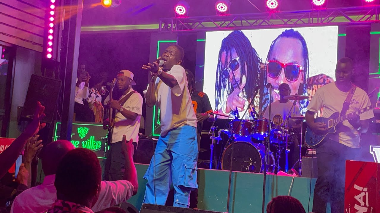 Weasel Manizo ayimbidde Dr Jose Chameleone  ne mukyala we Sandra Teta nga  bajjukira Moses Radio .