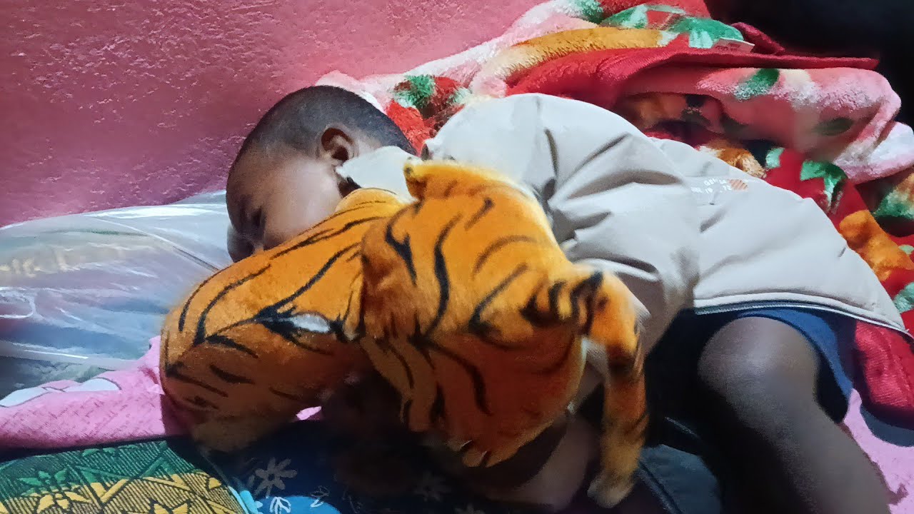 ଦିବ୍ୟ କାହିଁକି ଏମିତି ଶୋଇଛି 🤔🥰😘 //odia vloger // odia mini vlog // odia vlog // maa pua life 🤔🥰😘