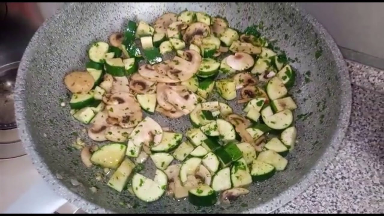 pasta con petto di pollo,zucchine e funghi