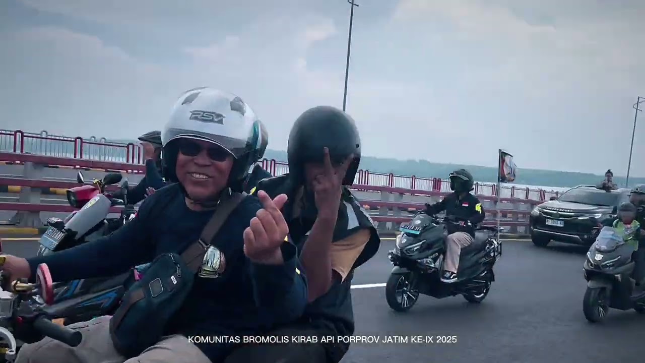 BROMOLIS KIRAB OBOR PORPROV MELEWATI JEMBATAN SURAMADU SAMPAI KE GRAHADI