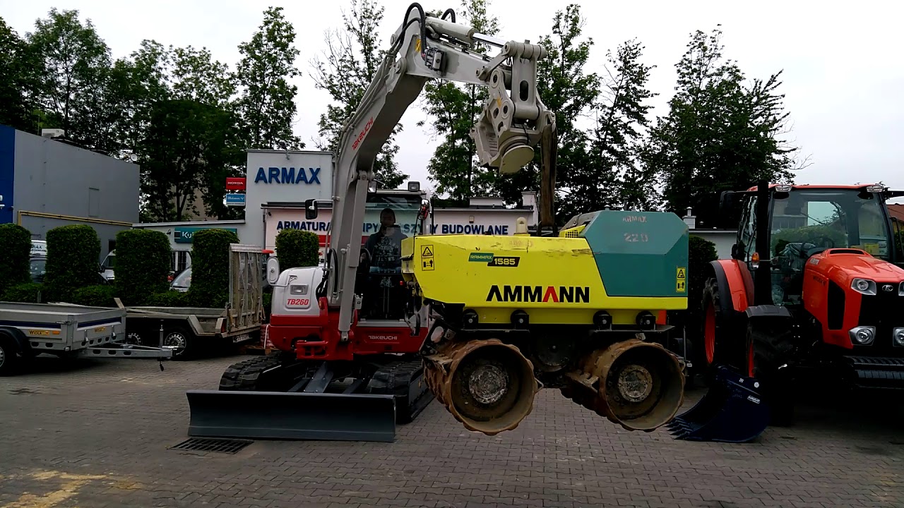 Koparka takeuchi TB260 podczas podnoszenia walca o masie 1500 kg