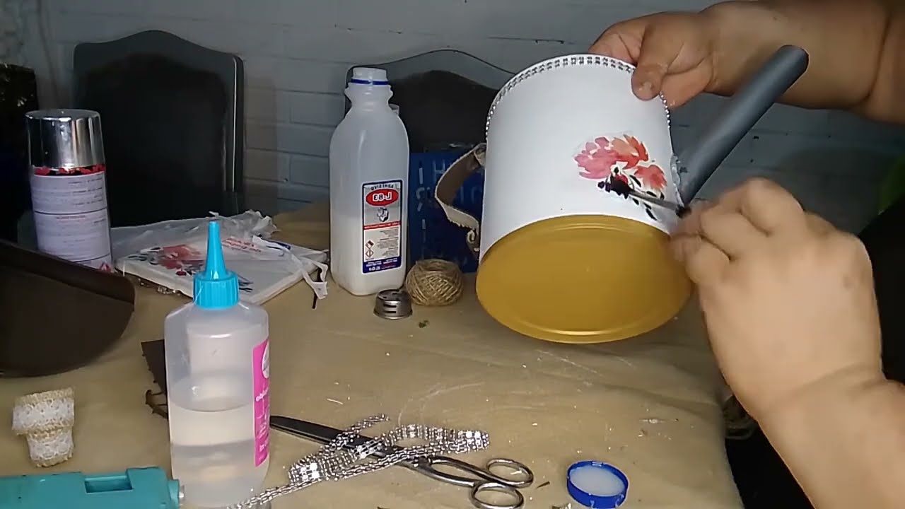 Manualidad para Decorar.- Regadera con lata de leche.-paso a paso😍