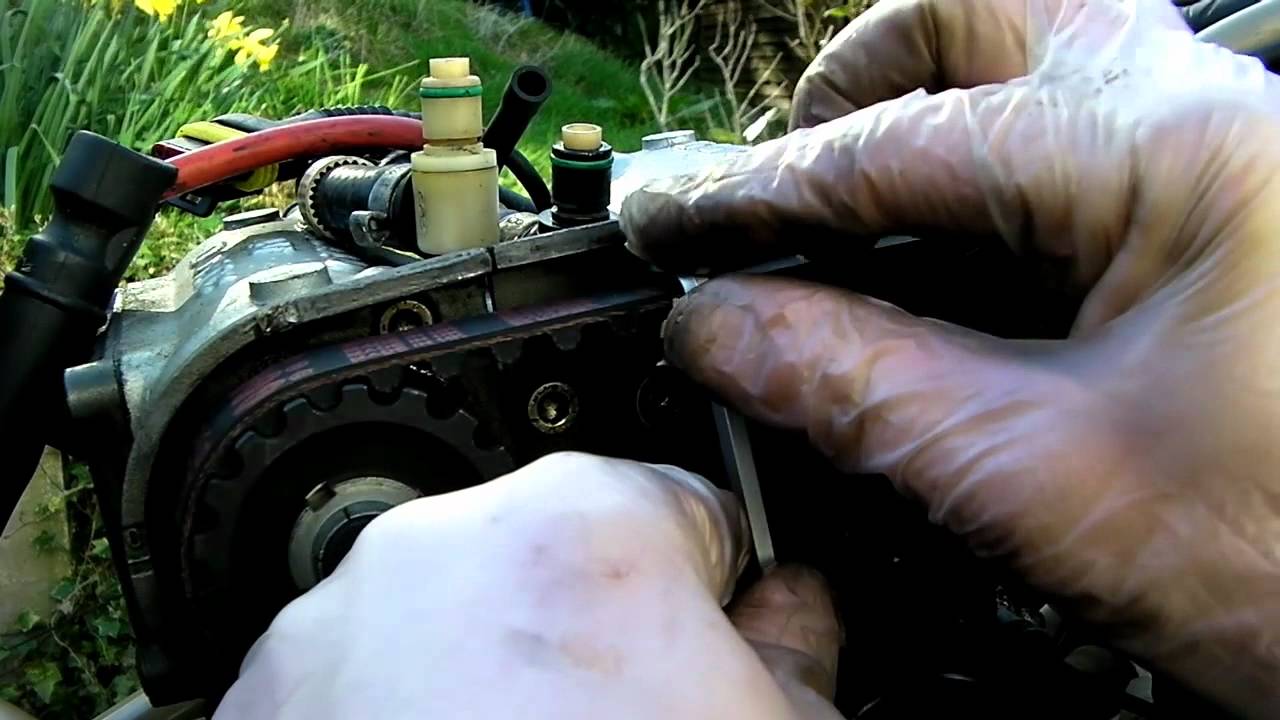 Ducati 916 / 748 / 996 timing belt change, video 4