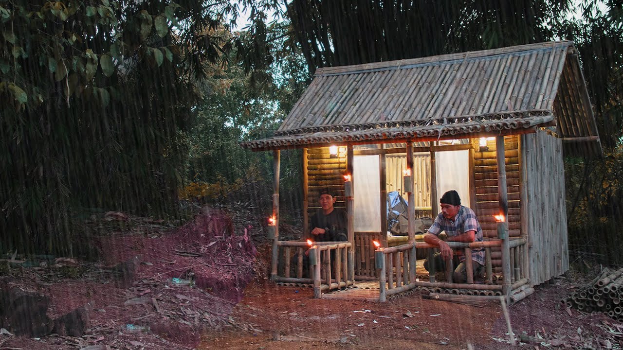 5Hari Bangun Rumah Bambu Sambil Diterjang Hujan Deras! 🌧️|| Seru Banget, Berkemah di Tengah Hutan!🏕️