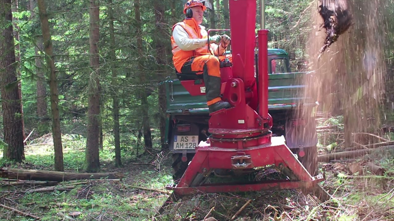 Unimog 406 mit Heckkran beim Einsatz im Wald III