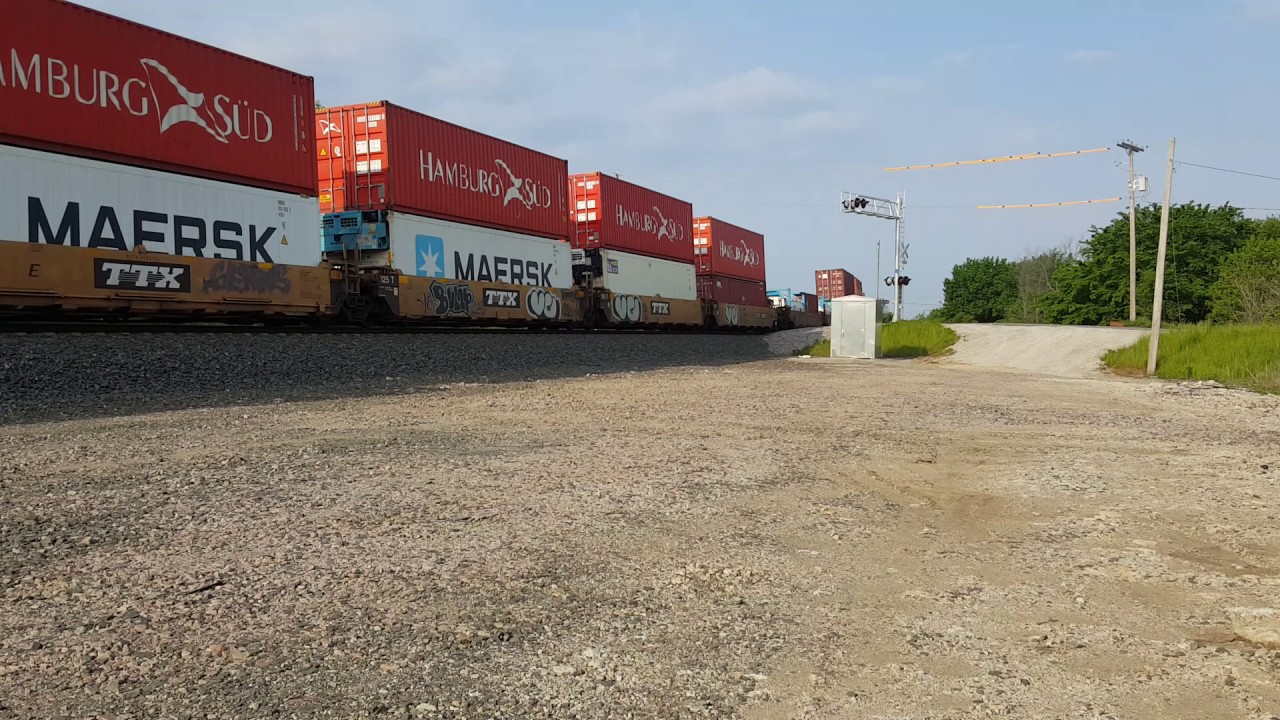MONSTER TRAINS OF BNSF: 16K stack train led by Gevo with fouled horn with high speed!