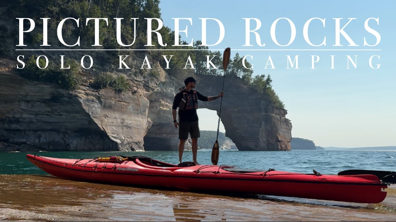 Кемпинг на байдарках на берегу национального озера (Pictured Rocks)