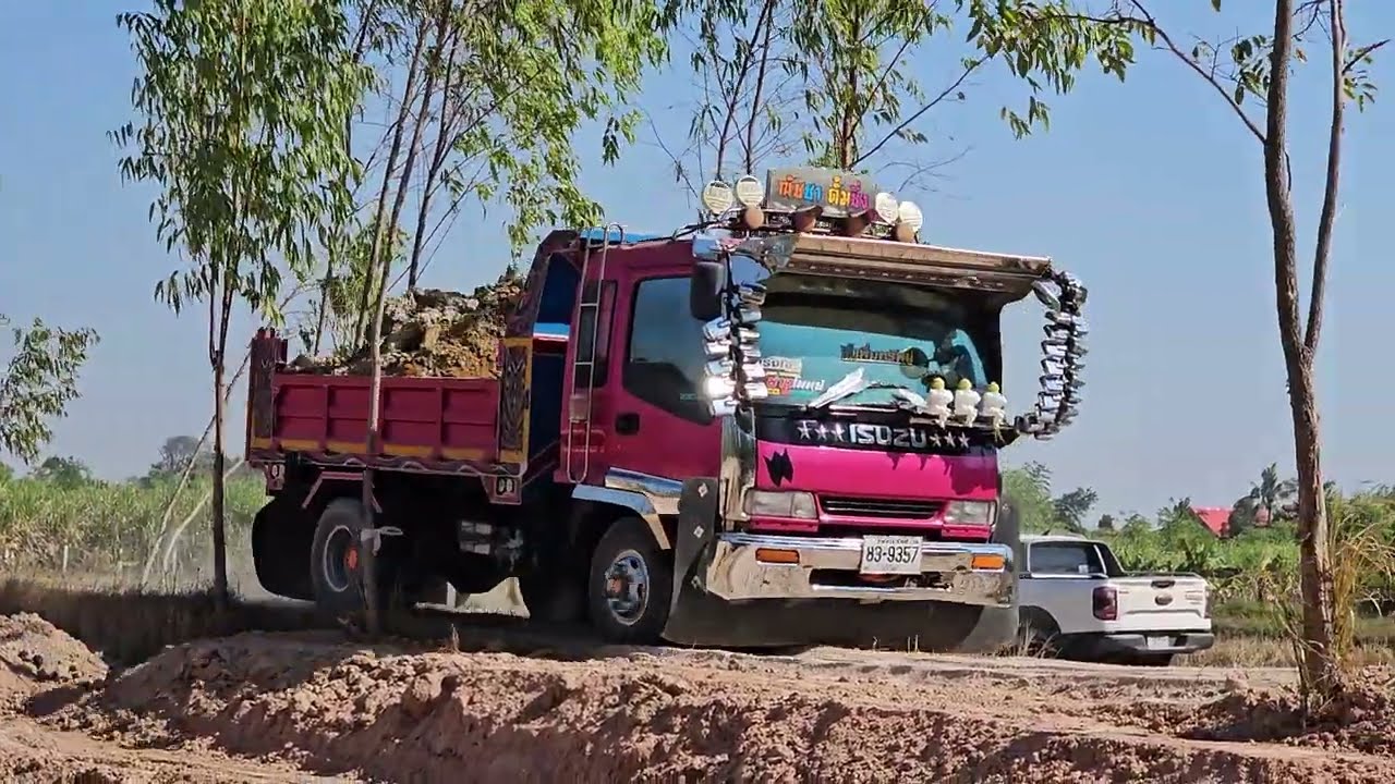 ทำไมเถ้าแก่รถแบคโฮถึงเลือกที่จะขับรถเอง Excavator Loading Truck