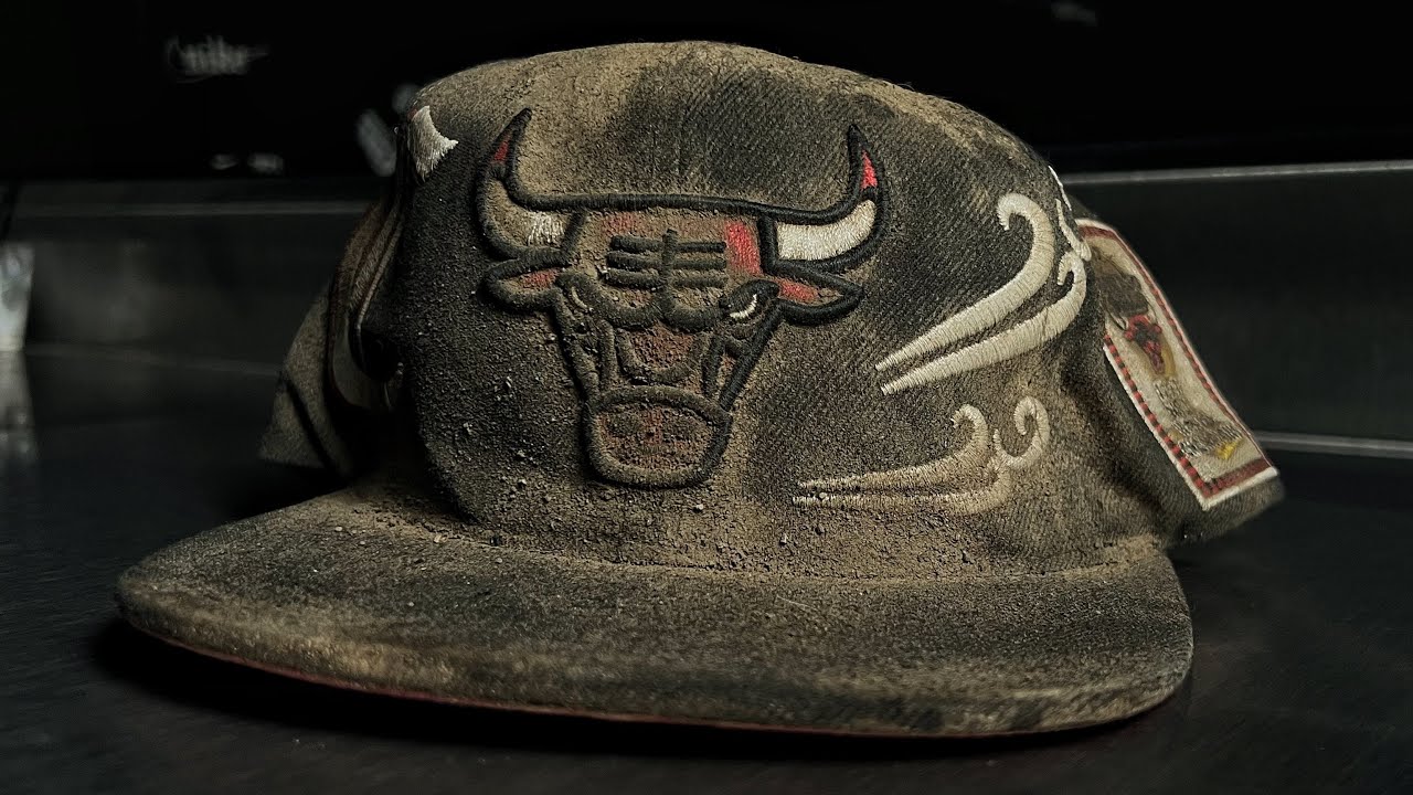 ESTA GORRA DE LOS BULLS PARECÍA PERDIDA EN EL TIEMPO… MIRA EL FINAL