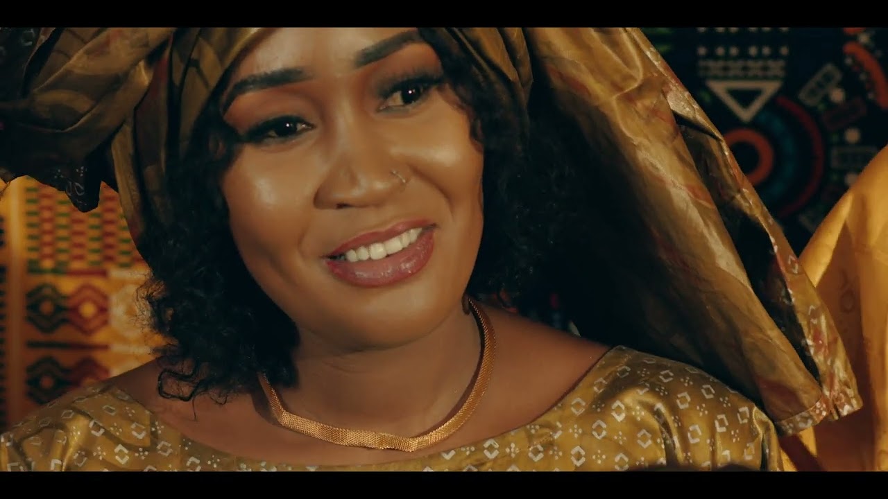 Nafy Gawlo - Debbo Gall&eacute; feat @safaray  (Clip Officiel) Directed by @Massafou