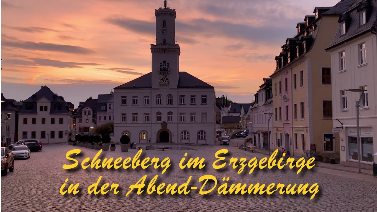 Abenddämerung in Schneeberg mit St.Wolfgangskirche und Marktplatz. Guten Abend gute Nacht mit Piano