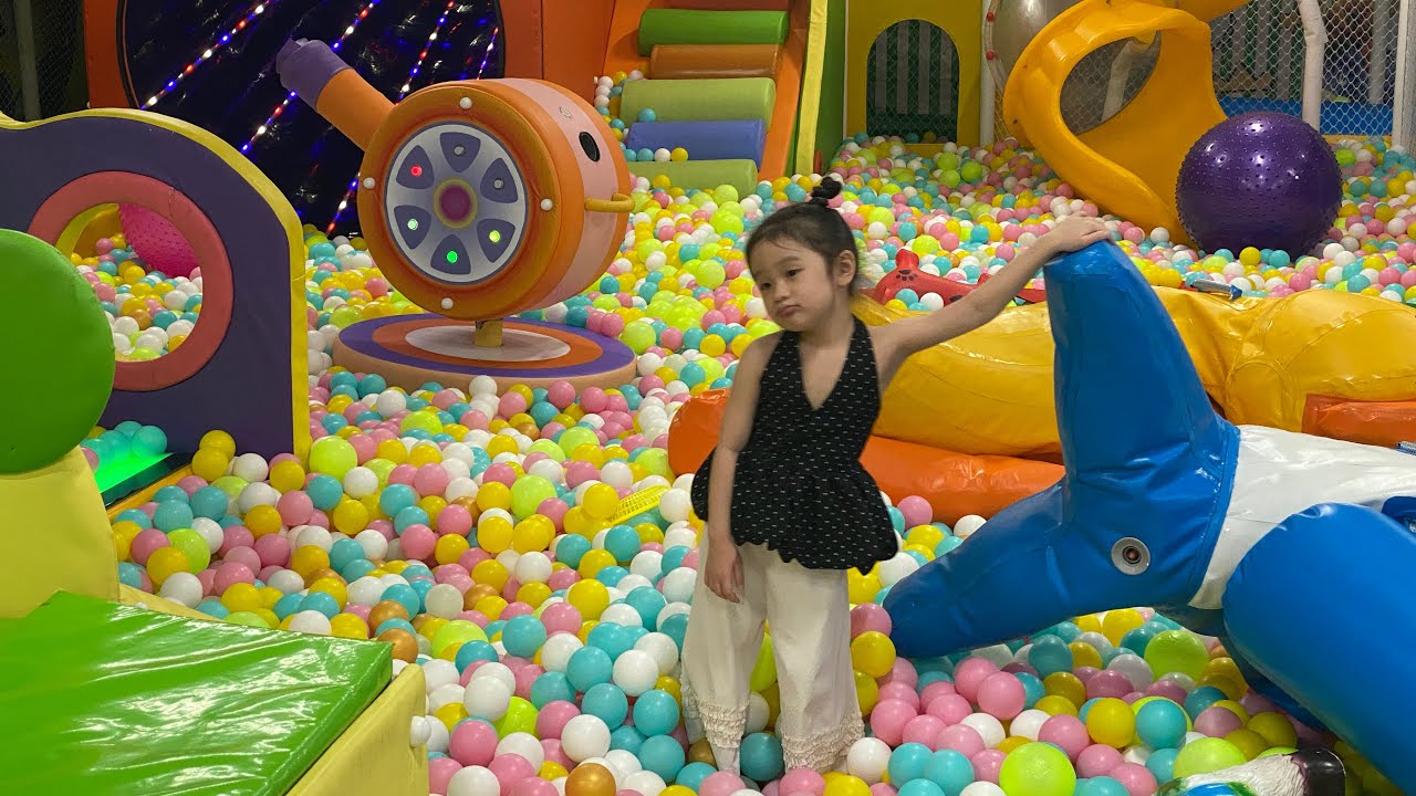 Quậy banh: Khu vui chơi: Gấp gấu bông, gấp quả trứng, nhà bóng, cầu trượt cùng gia đình bé Kim