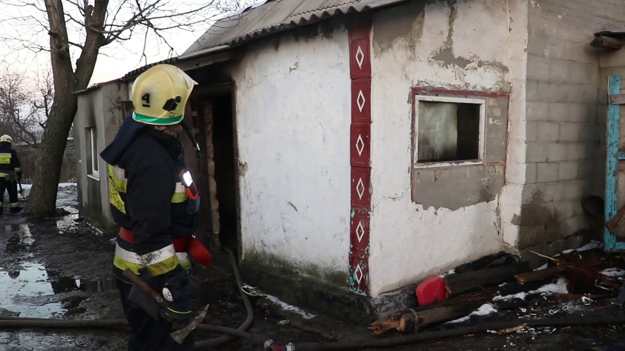В Днепре в Диевке загорелся дом: внутри были дети и пожилая женщина