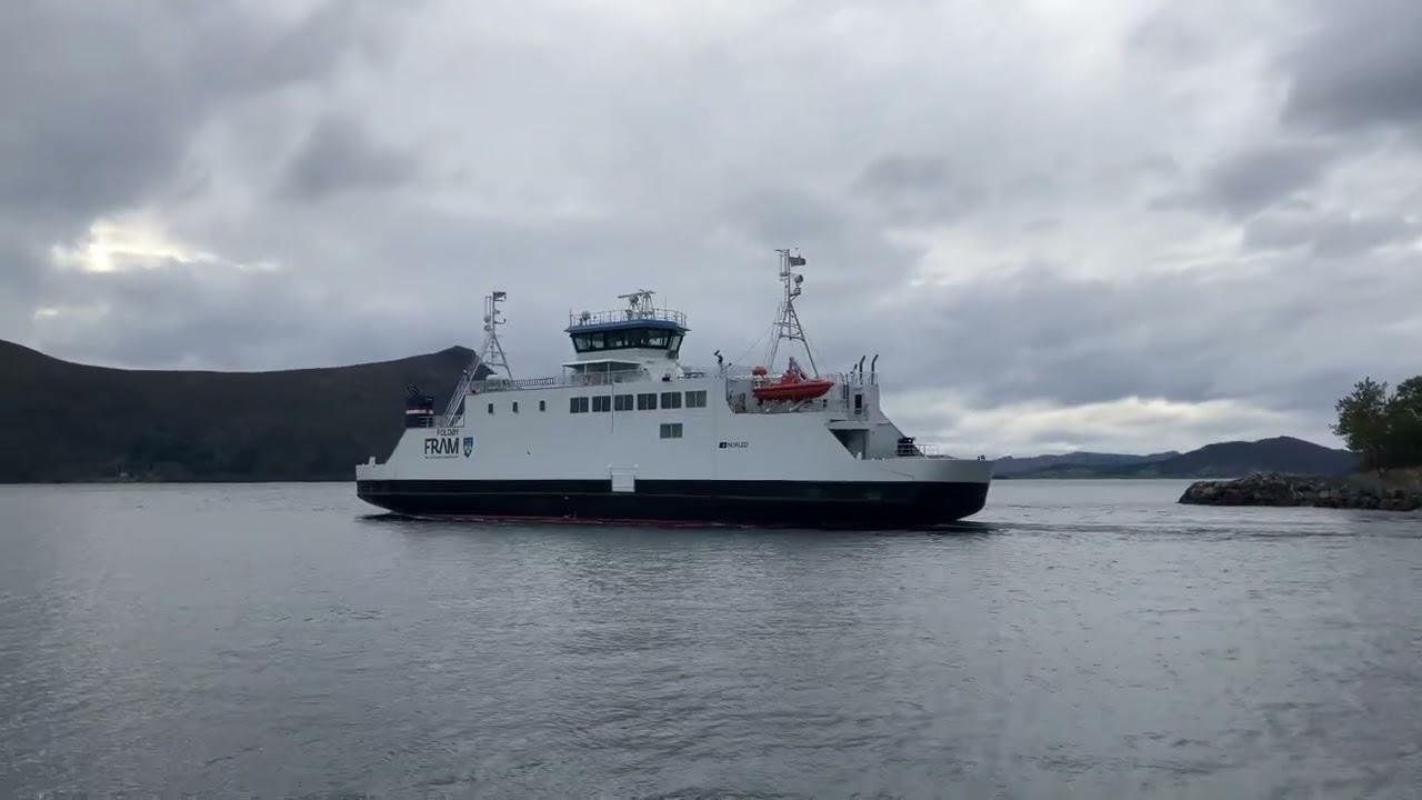 M/F Foldøy avgang Larsnes 2025