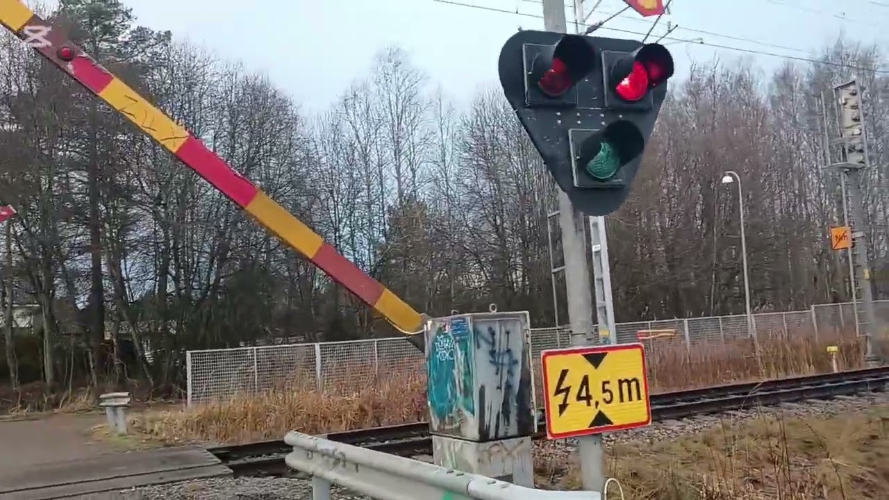 Sr1 3039 T3639 ohittaa nummelan kuoppanummen Tasoristeyksen (Sr1 3039 kello) 