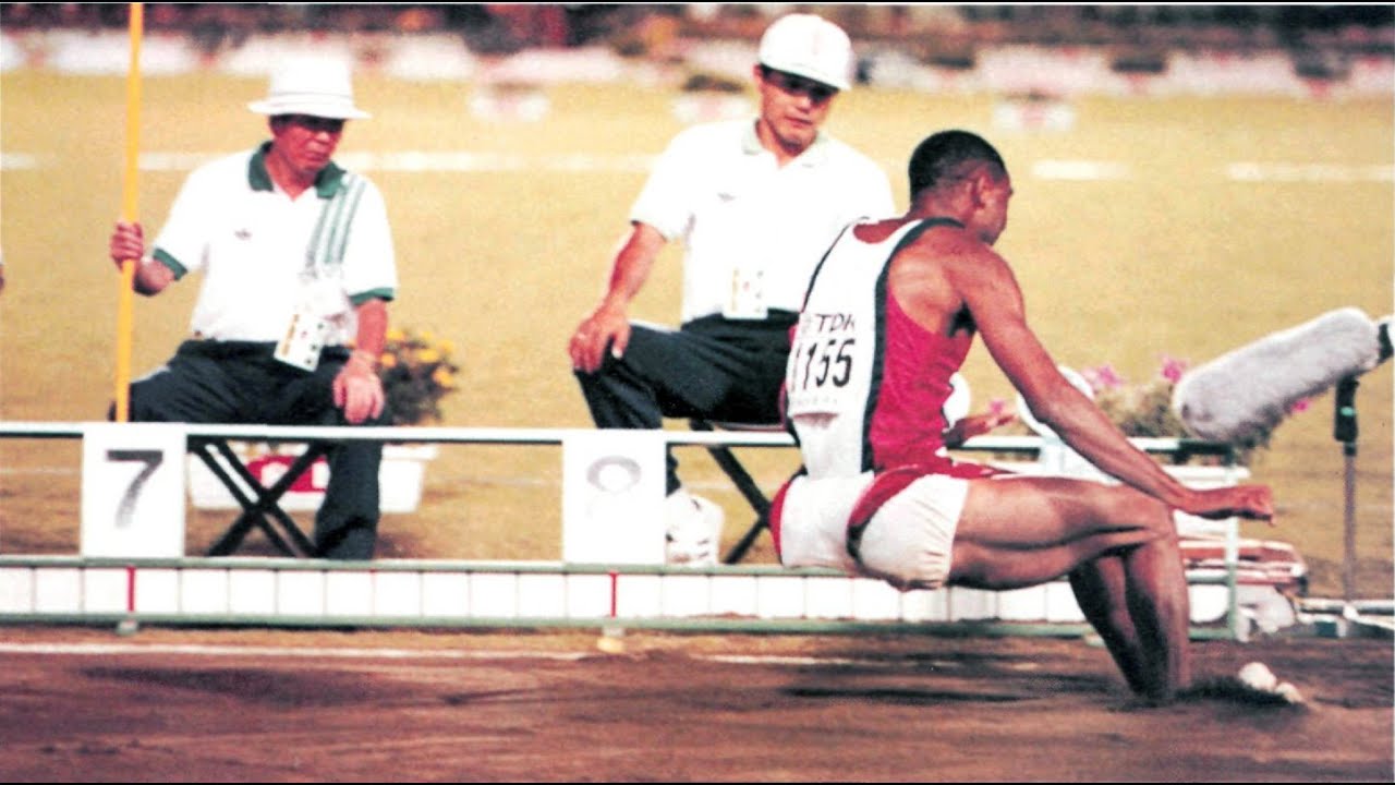 Mike Powell vs. Carl Lewis (12 jumps) TOKYO 1991