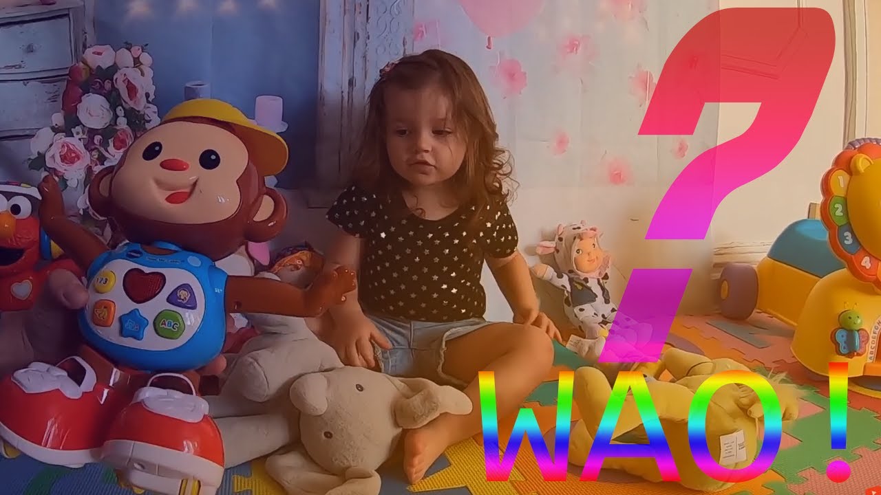 Elisa is playing with her toys - Kids video