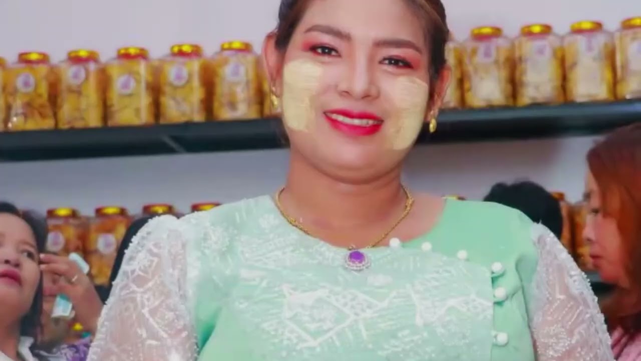 အစားသောက်တွေကို ခြေနဲ့ နင်းလိူ ခုလို ဝေဖန် ခံ နေရတဲ့ ဖက်တီးမရဲ့ ဗီဒိယိုဖိုင်