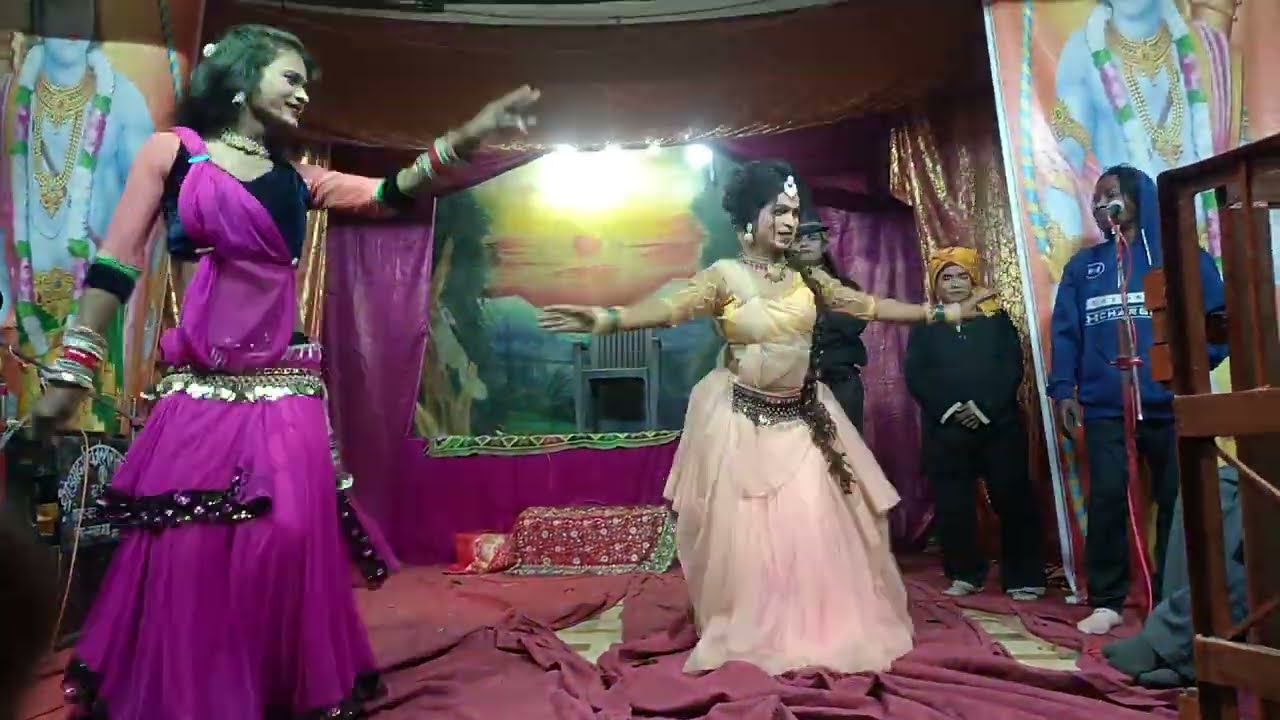 देसी डांस का आनंद सभी कलाकरौ के साथ #mukesh #song #funnysong #funnymusic #music #mukesh #song 