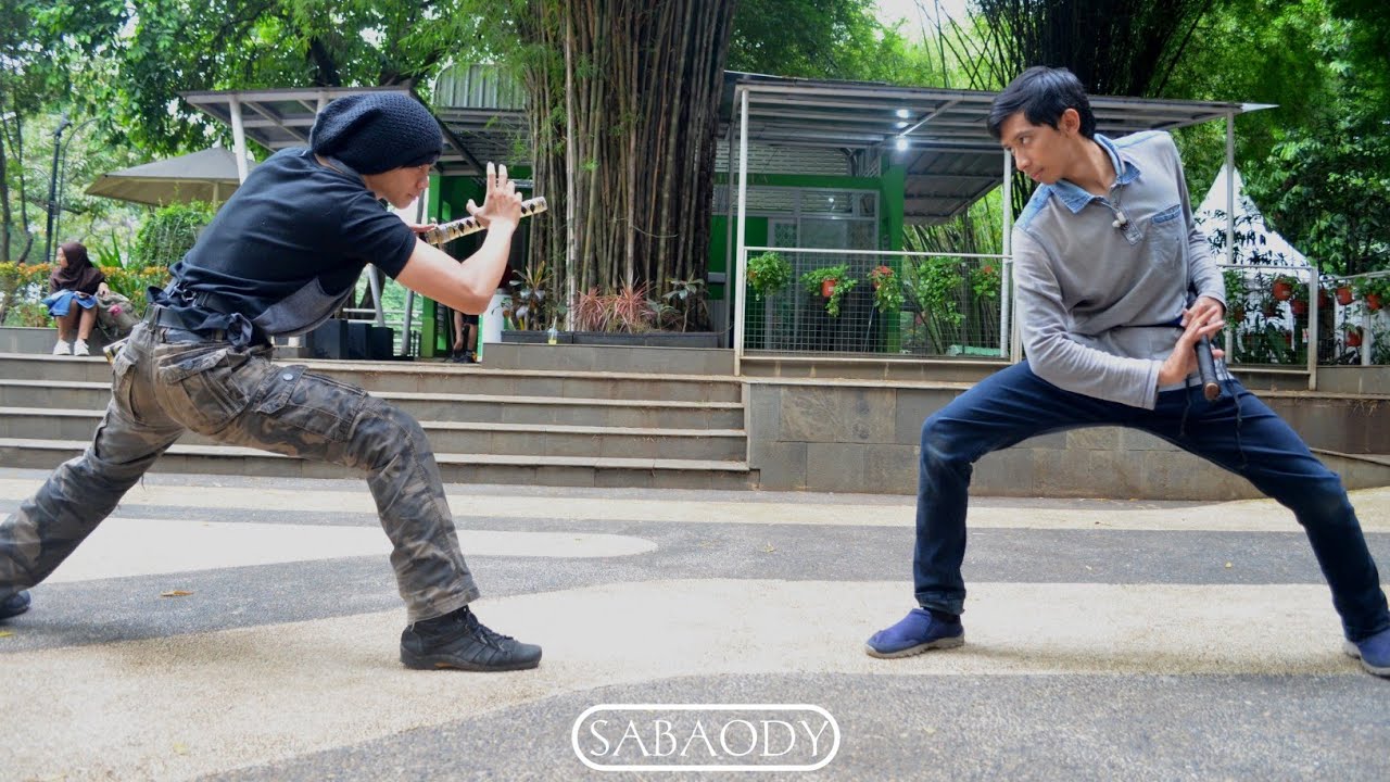 BELAJAR KENJUTSU : teknik mengeluarkan pedang dari sarungnya dan memasukannya kembali