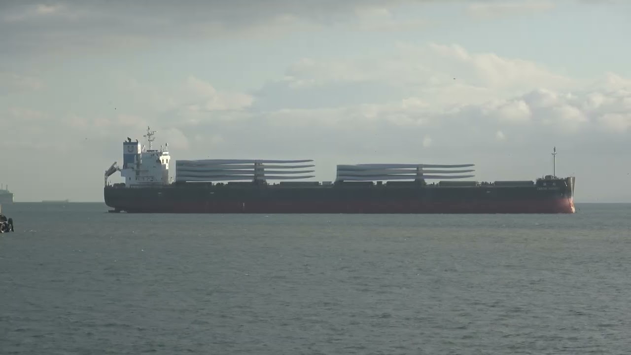 Molinos eólicos en este enorme buque cerca de la costa en el Estrecho de Gibraltar | 05 enero 2026