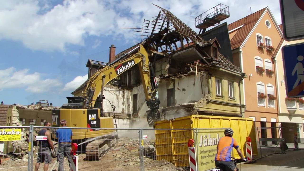 CAT 325F  bei  Hausabriss