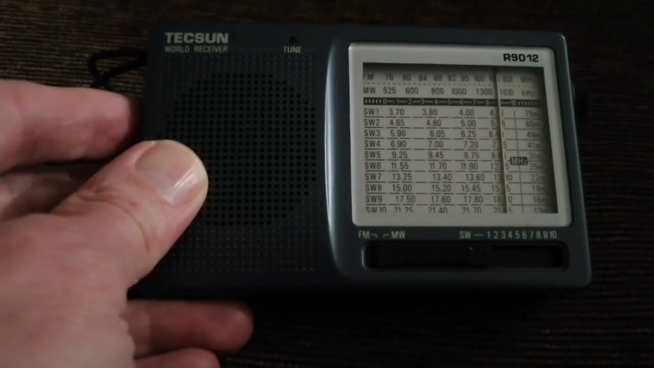 Little analogue Tecsun R9012 beats DSP-based radios like XHDATA D-808 on long-distance MW signal