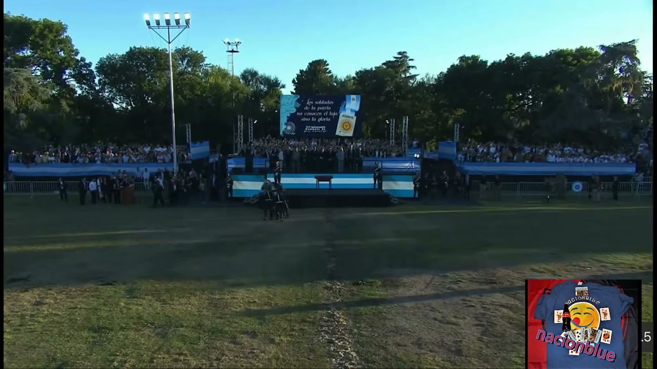 Caballo tira Granadero al suelo al ver a Milei.  #viral  #CAIDA #GRANADEROACABALLO