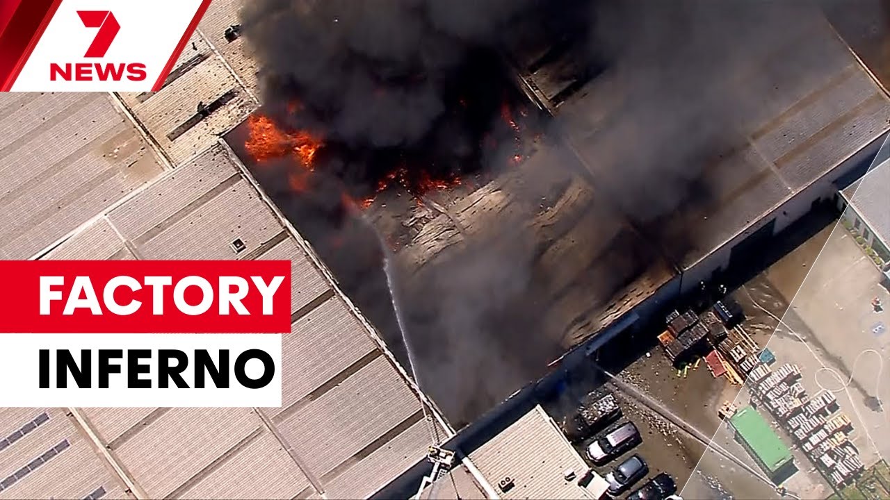 Hundreds flee as cigarette accessory business goes up in smoke in Melbourne’s southeast | 7NEWS