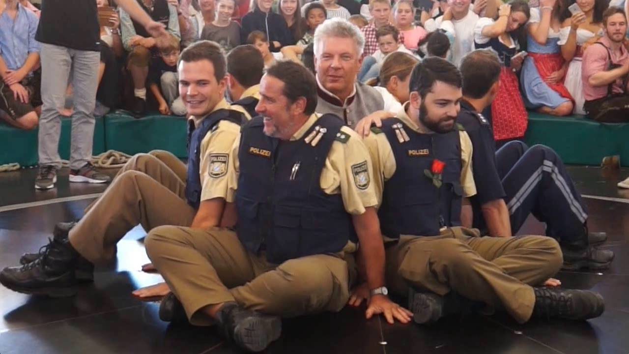 OB Dieter Reiter mit Polizisten am Teufelsrad Oktoberfest München