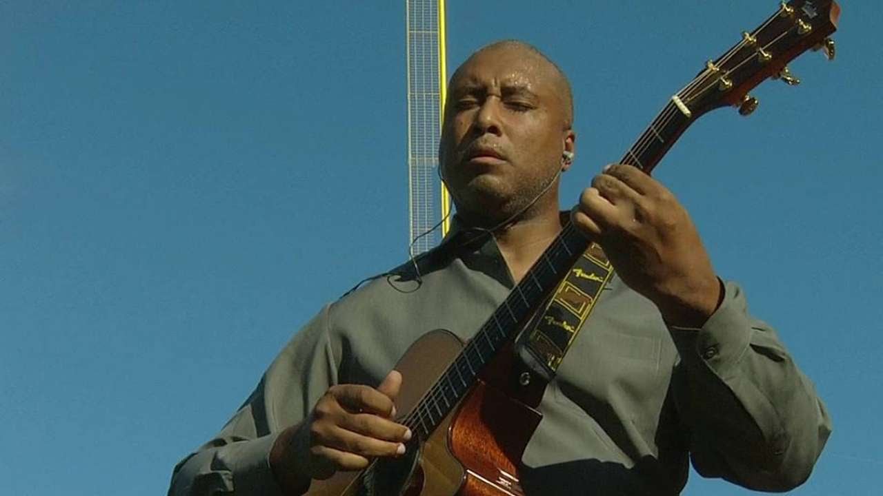 NYY@BOS: Williams plays guitar for Jeter's last game
