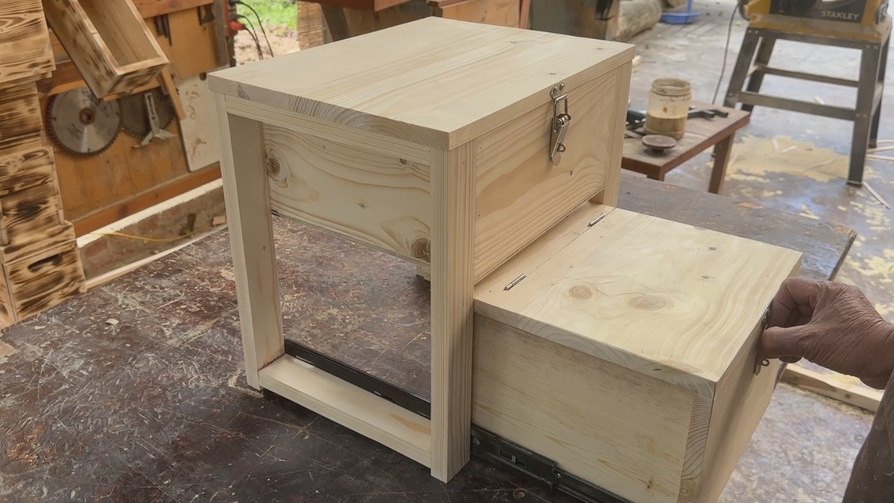 Wooden Step Stool With Integrated Tool Storage Box // A Practical And Optimal Idea For The Home