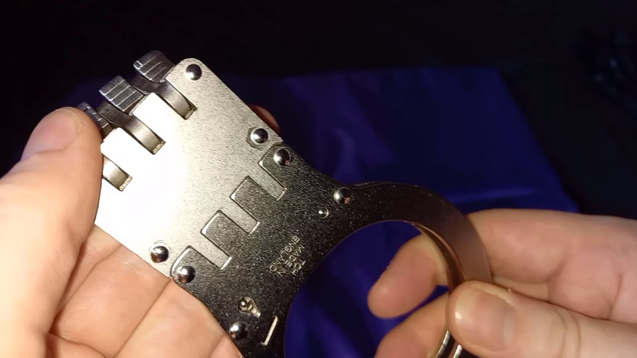 🇬🇧 Somewhat rare TCH 860 Extended Length Hinged Handcuffs (for when comfort or size matters)