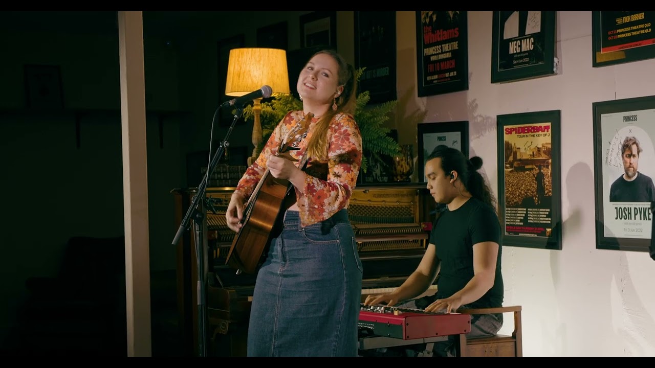 Ella Hartwig. Stage Door Sessions.