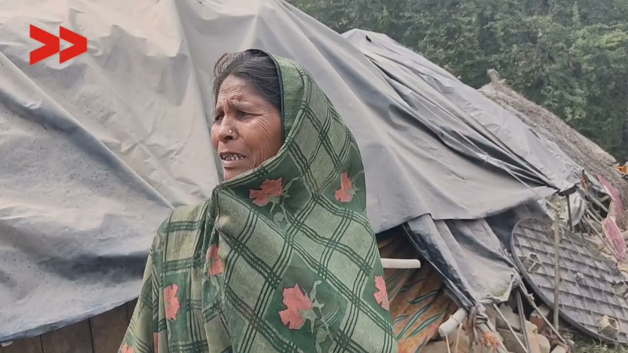 प्लास्टिक की छत के नीचे 350 लोगों की जिंदगी