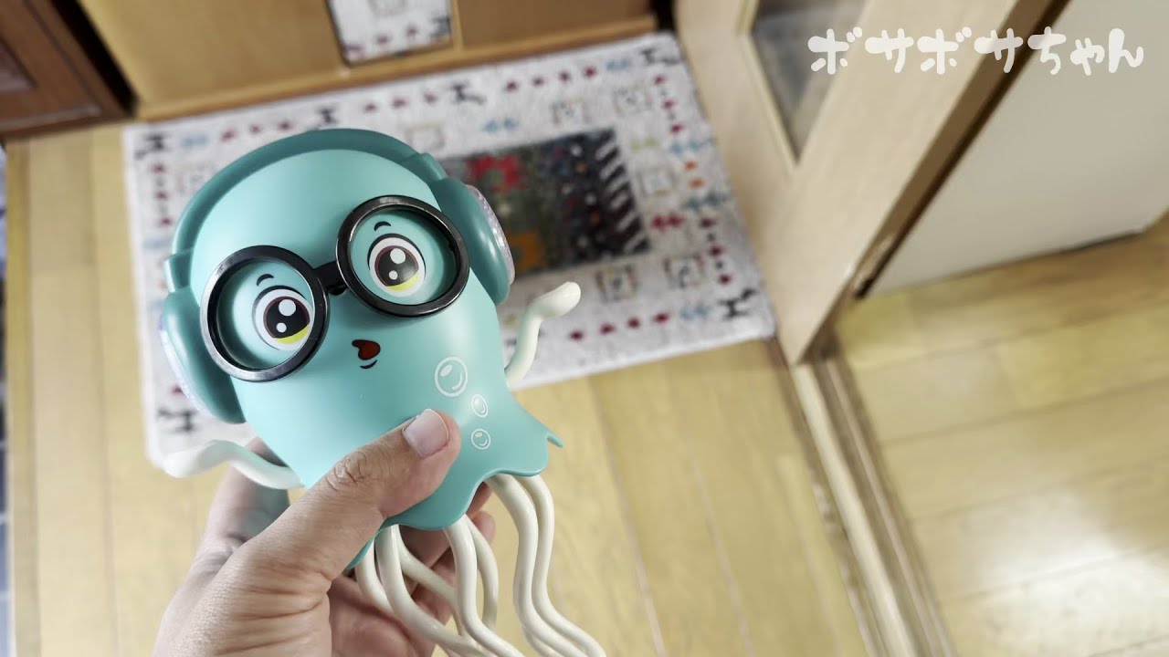 イカクラゲのおもちゃでわちゃわちゃなトイプードルのボサボサちゃん