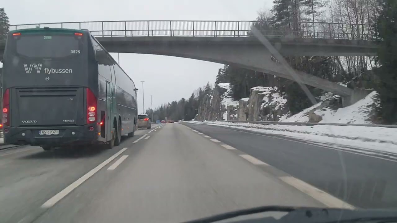 Ömür biter yollar bitmez yine yollardayım yollar benim  dostum ekmeğimi yollardan kazanıyorum  