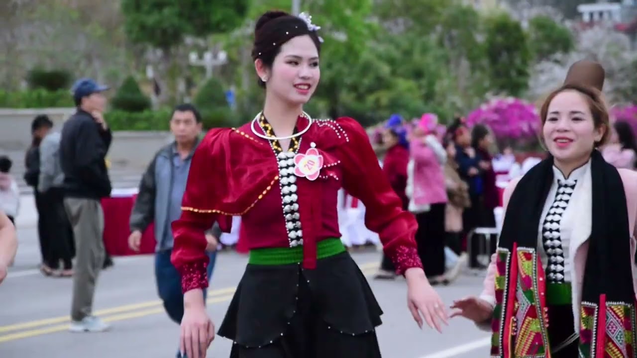 múa xoè giao lưu người đẹp hoa ban và các lãnh đạo thành phố sơn la ngày 16-3 2025