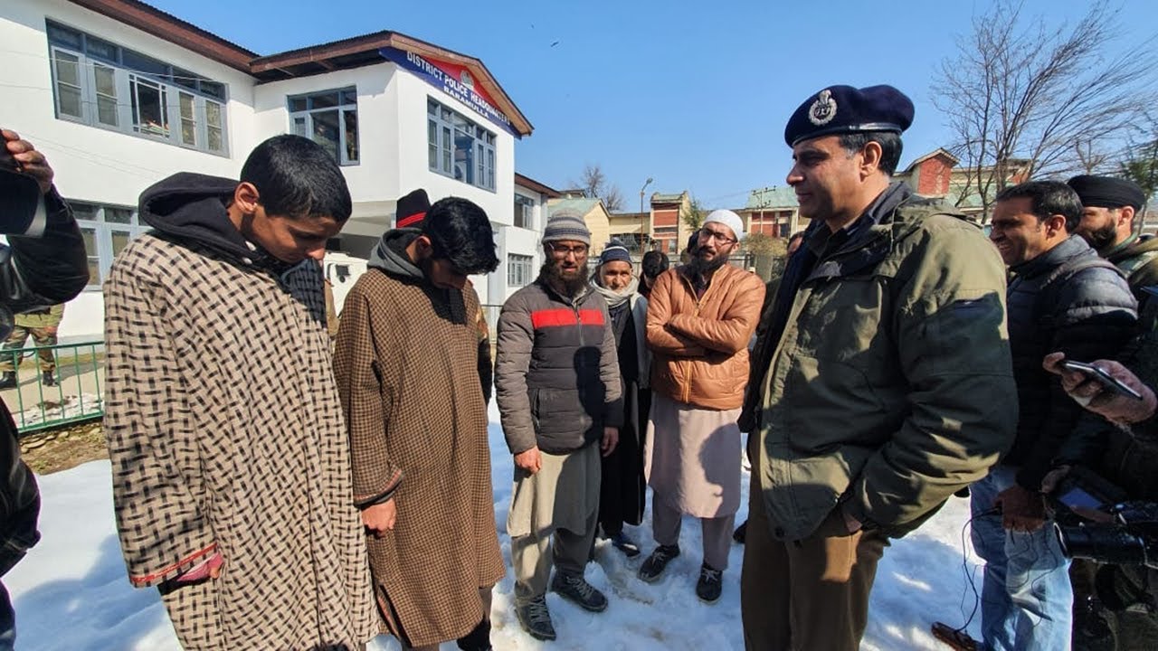 Baramulla:  2 Youths Planning To Cross LoC Handed Back To Their Parents
