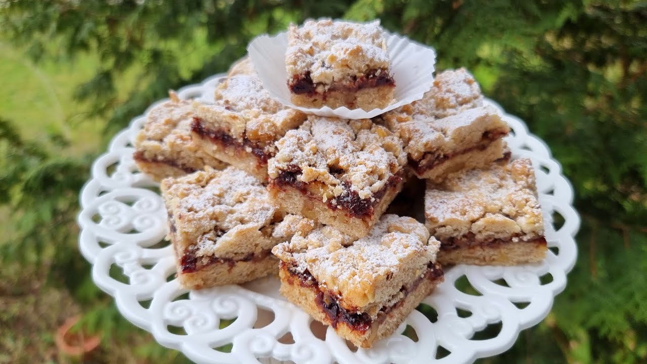 Prăjitura fragedă cu gem de prune și nucă, de Post - economică și rapidă