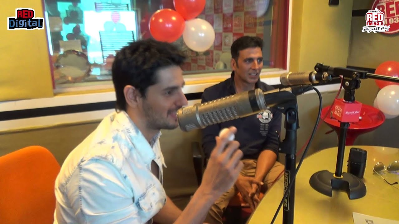 ‪Stars at Red FM studio: 