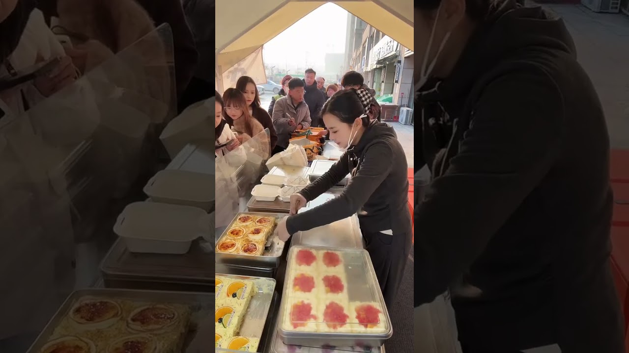 00後小姐姐創業擺攤賣提拉米蘇，每天排隊好多人🍰🤗20251124-1 #dessert #cake #food #fruit #chocolate #cheese #stall