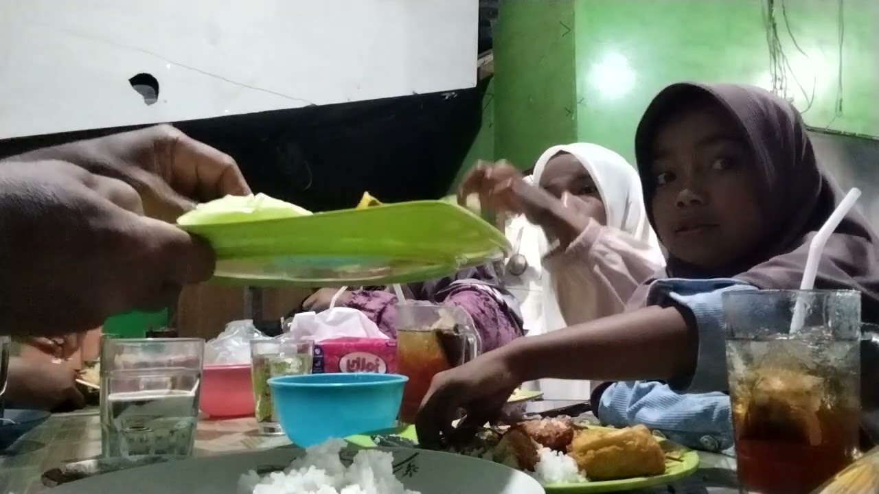 Suasana berbuka di pertengahan ramadan