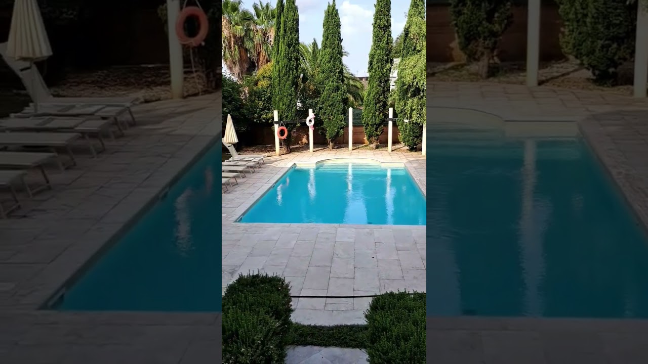 The swimmingpool at my hotel in Rome