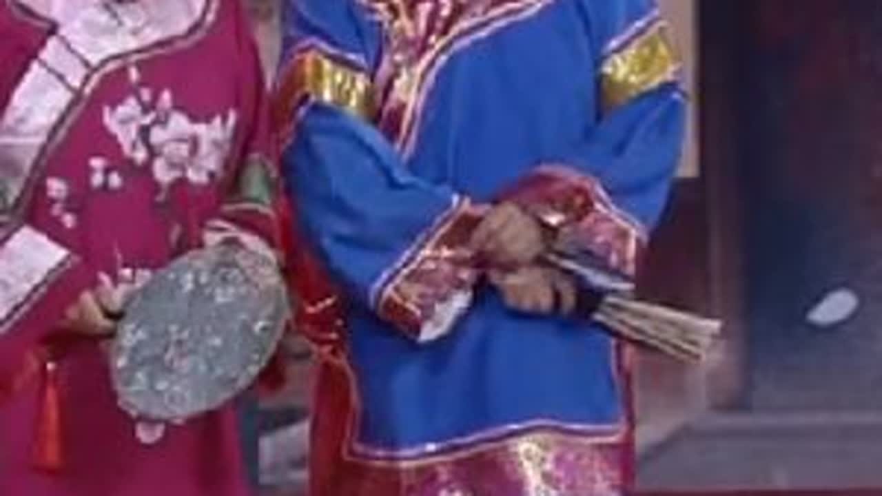 两媒婆《梨园春》舞台说媒，创新观念共创奇迹。三段传统折子戏诉说婚恋价值观。戏曲名家张晓英和王凤琴同台合作戏曲小品《新“媒”体》，欢笑不停！#梨园春  #梨园春卅起来