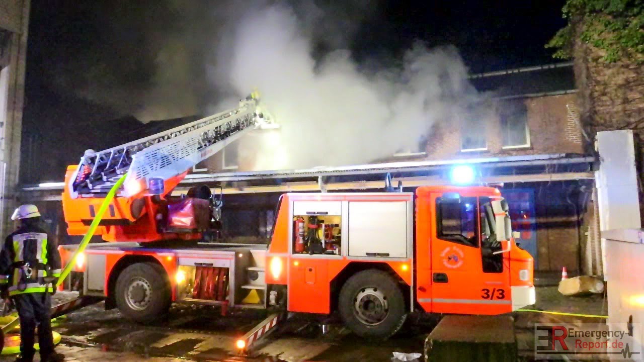 [AUSGEDEHNTER BRAND IN EINEM GEWERBEPARK] - Starke Rauchentwicklung & Flammen | Feuerwehr Essen -
