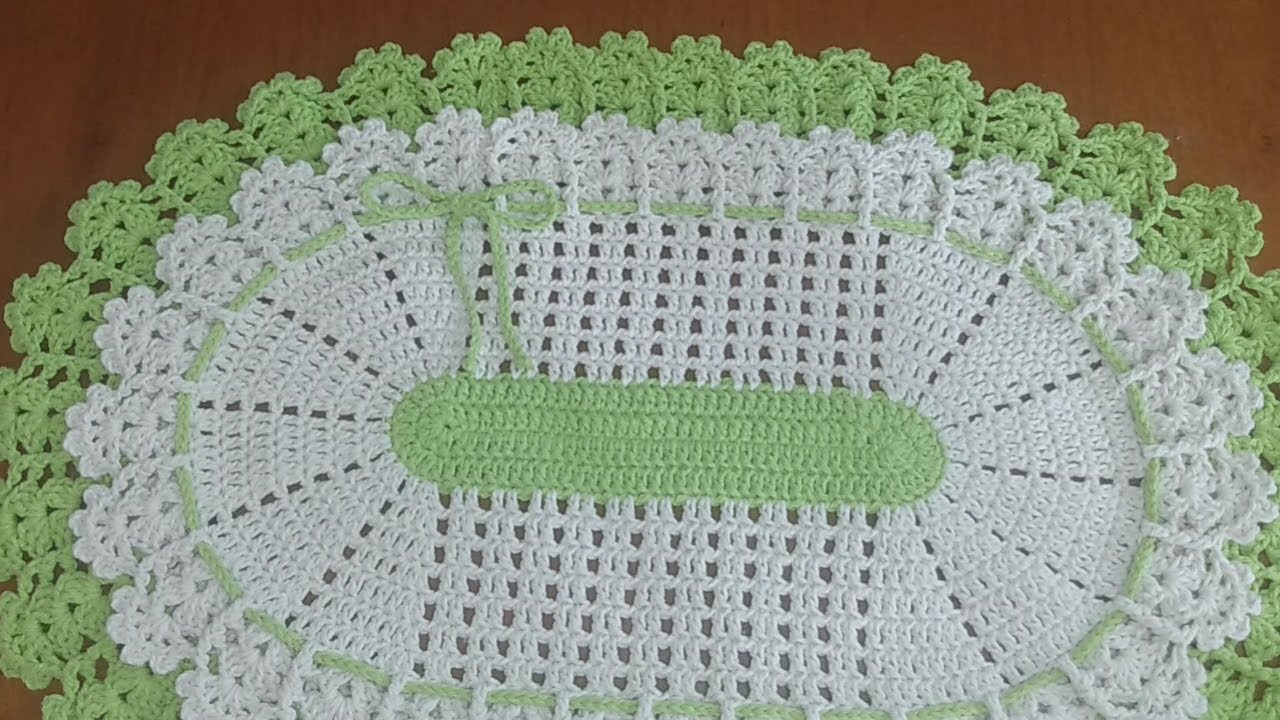 Tapete oval bico duplo verde com cru